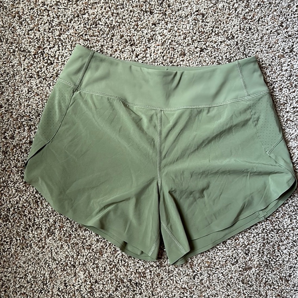 Athleta Run with It 4.5 Shorts Sage Green